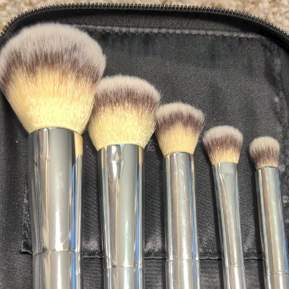It Cosmetics Your Beautiful Basic Airbrush 101 5-piece Makeup Brush Set - Picture 3 of 8